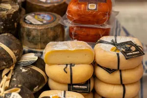 Jak wybrać sklep z serami, żeby mieć pewność jakości i świeżości?